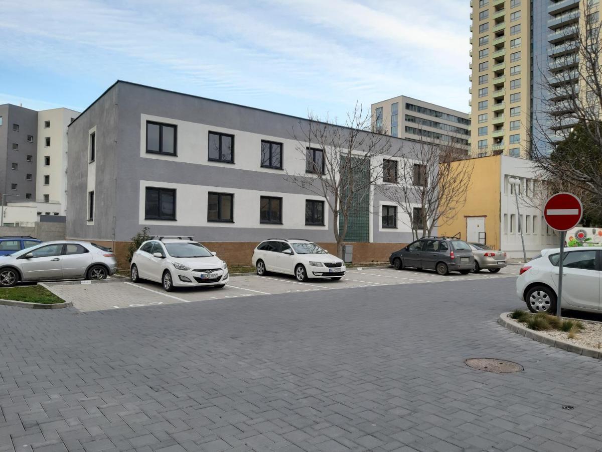 Hostel Living Bratislava By The Bus Station Zewnętrze zdjęcie
