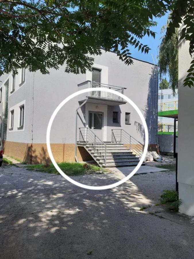 Hostel Living Bratislava By The Bus Station Zewnętrze zdjęcie